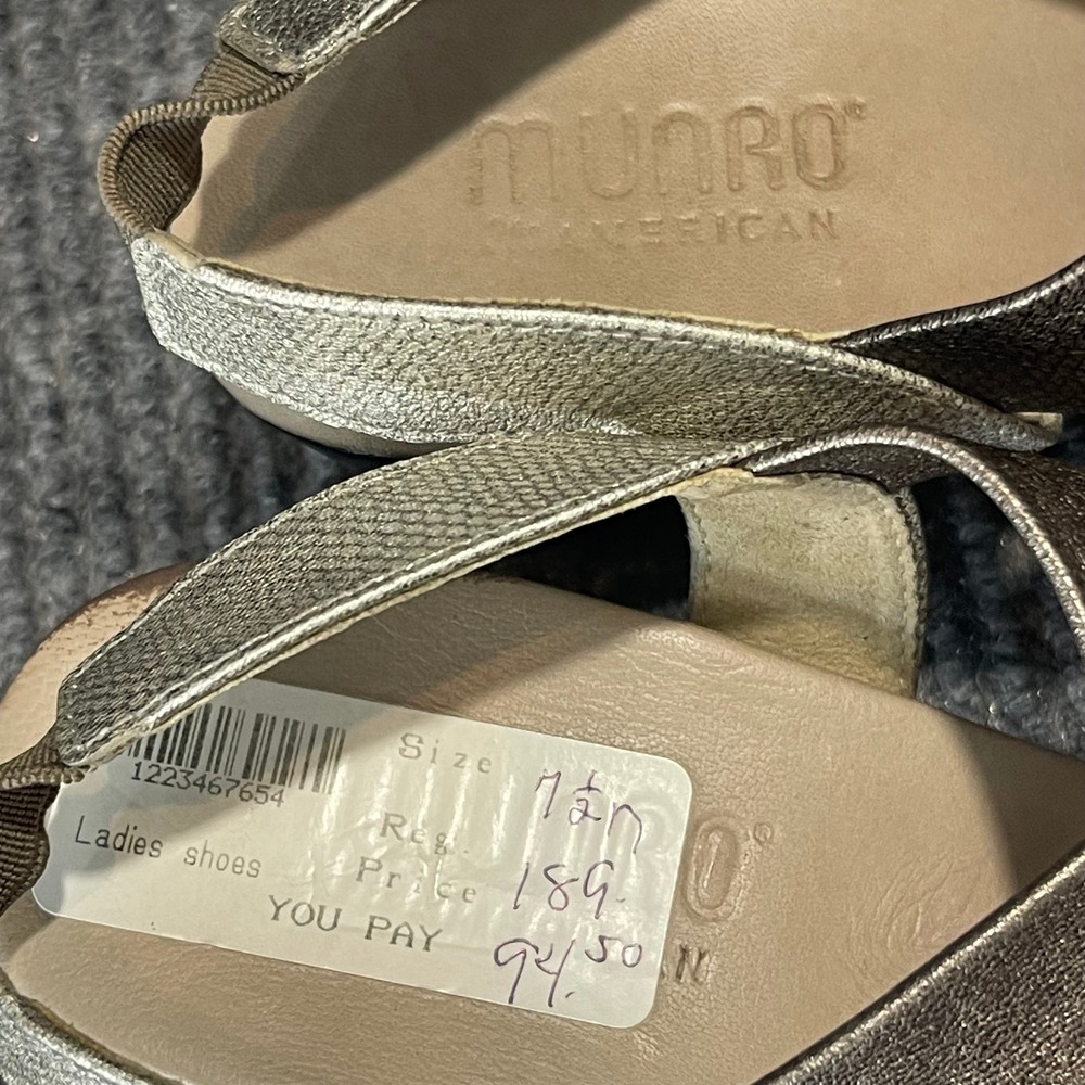 Munro American Sandals Womens 7.5 N Metallic Gold Bronze Block Heel Strappy Chic - Picture 5 of 7